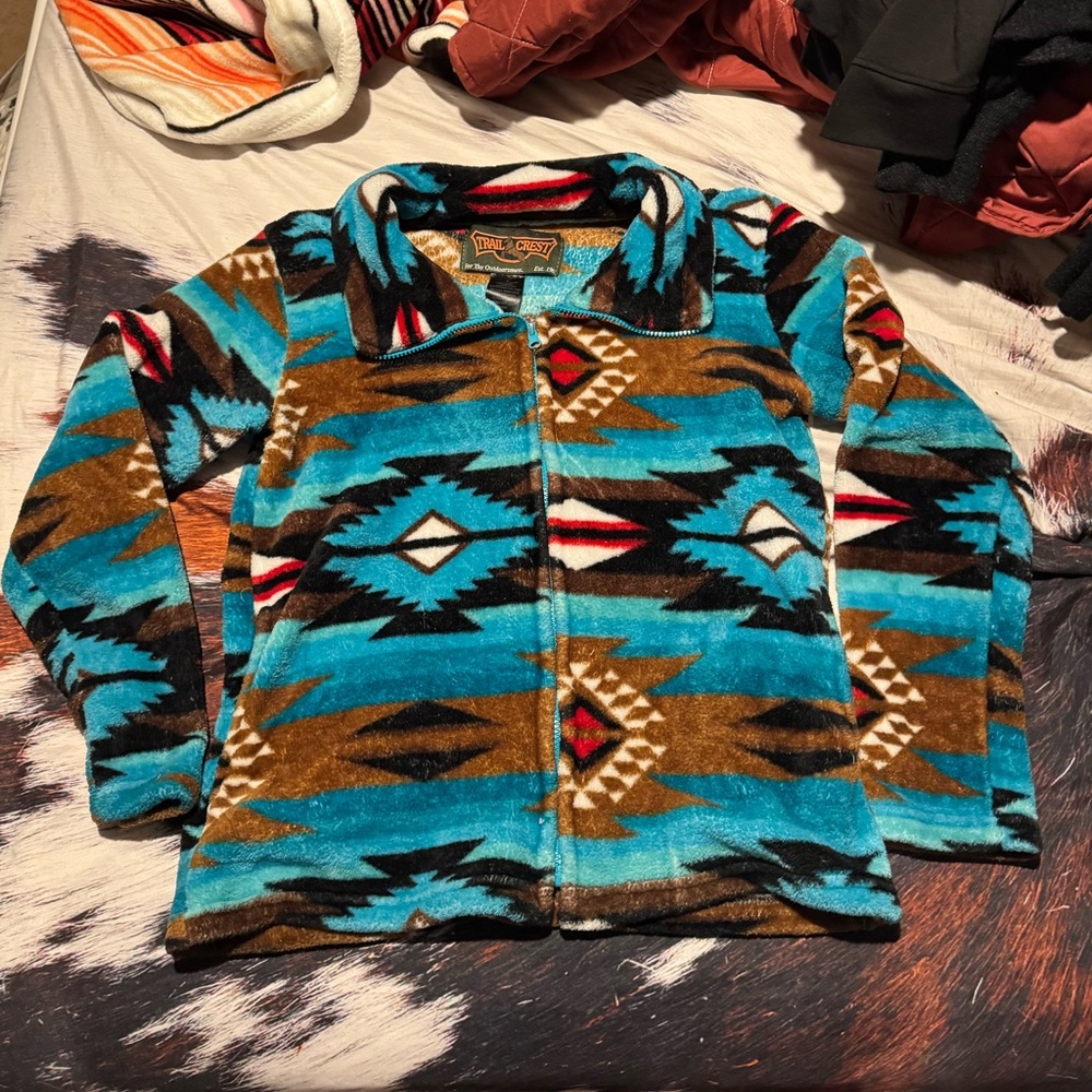 Trail Crest Fleece with Multicolor Design